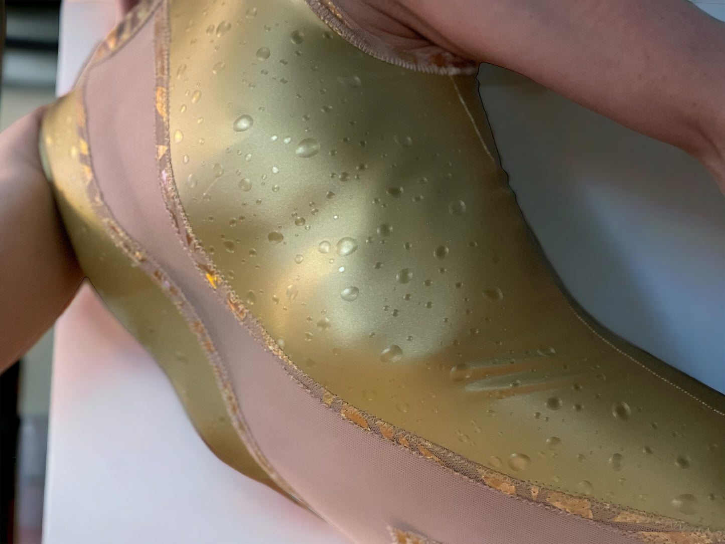 Gold Drip Bombshell