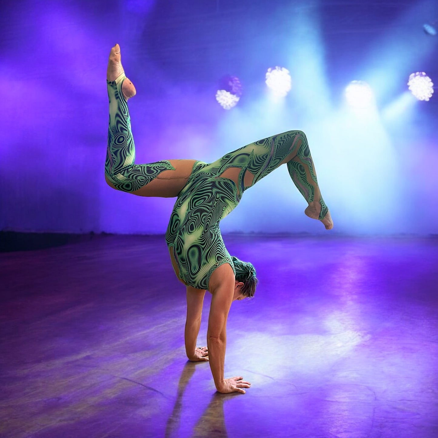 Sexy Little Swirly Suit 💚